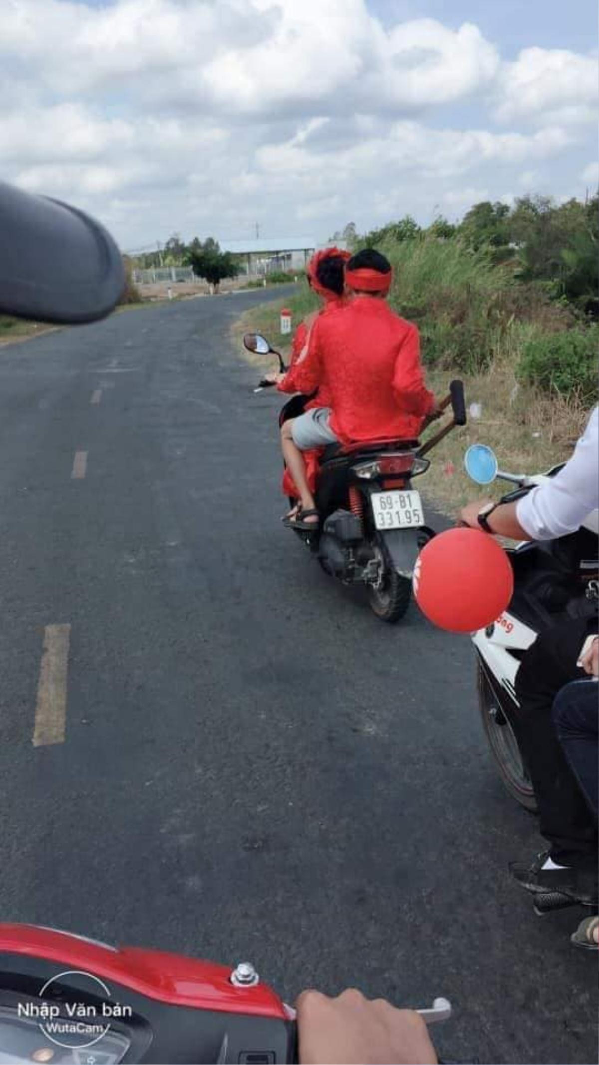 Gãy chân ngay ngày đính hôn, cô dâu kiêm luôn tài xế rước chú rể đến tận nơi làm lễ khiến nhiều người thích thú Ảnh 2