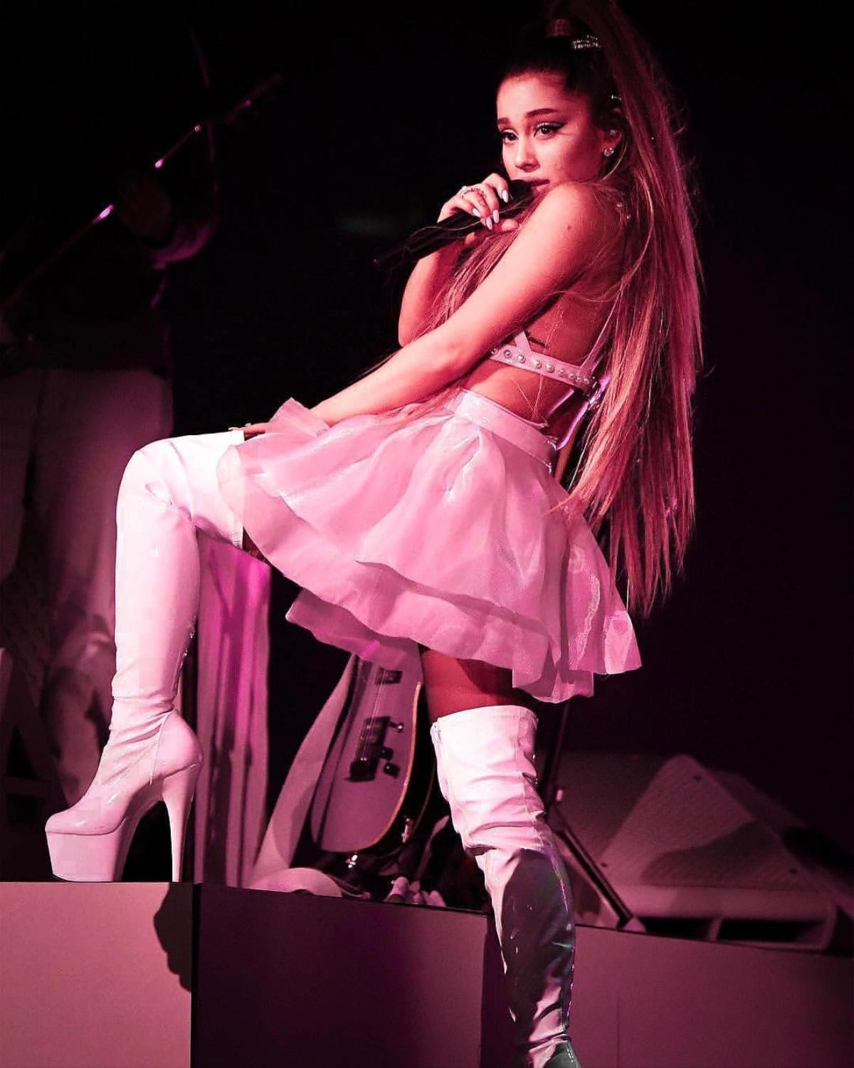 Quên mic, chồng ghế đổ vào người, fan trộm nhẫn: 1001 tình huống bi hài từ 'Sweetener Tour' của Ariana Grande Ảnh 1