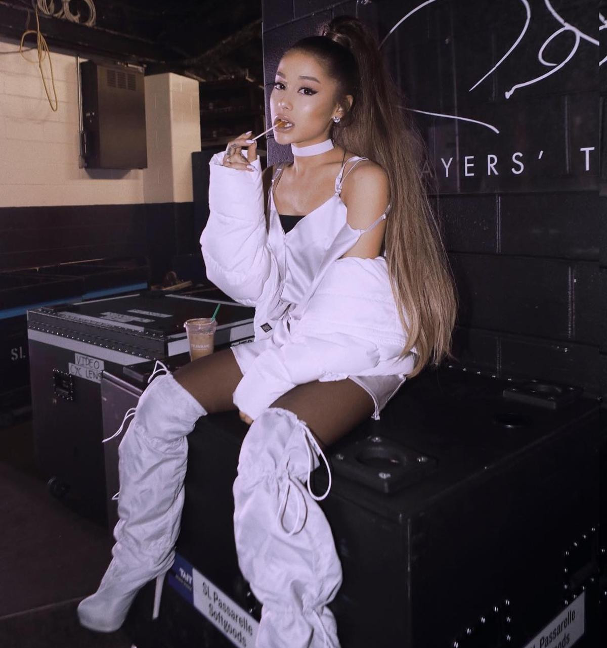 Quên mic, chồng ghế đổ vào người, fan trộm nhẫn: 1001 tình huống bi hài từ 'Sweetener Tour' của Ariana Grande Ảnh 3