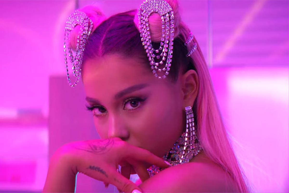 Quên mic, chồng ghế đổ vào người, fan trộm nhẫn: 1001 tình huống bi hài từ 'Sweetener Tour' của Ariana Grande Ảnh 4