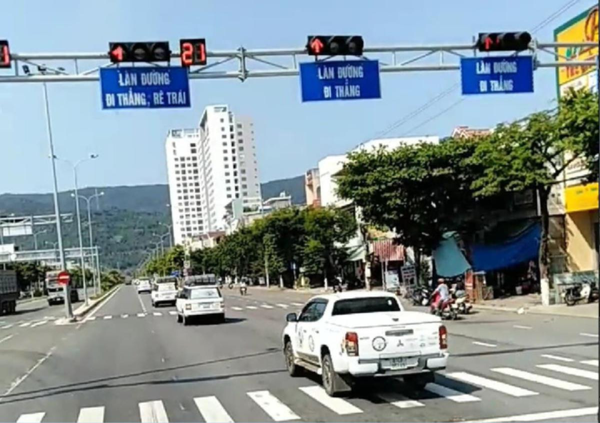 Vụ đoàn xe tập đoàn Trung Nguyên vượt đèn đỏ: Phạt tiền và tước giấy phép lái xe 2 tháng Ảnh 1