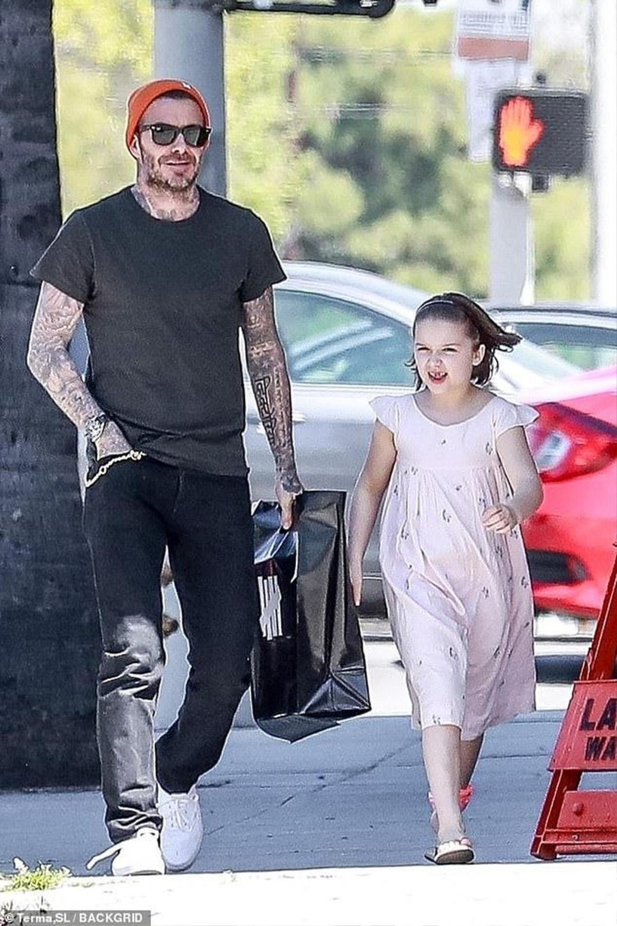 Harper lém lỉnh đùa nghịch Beckham trên phố Ảnh 3