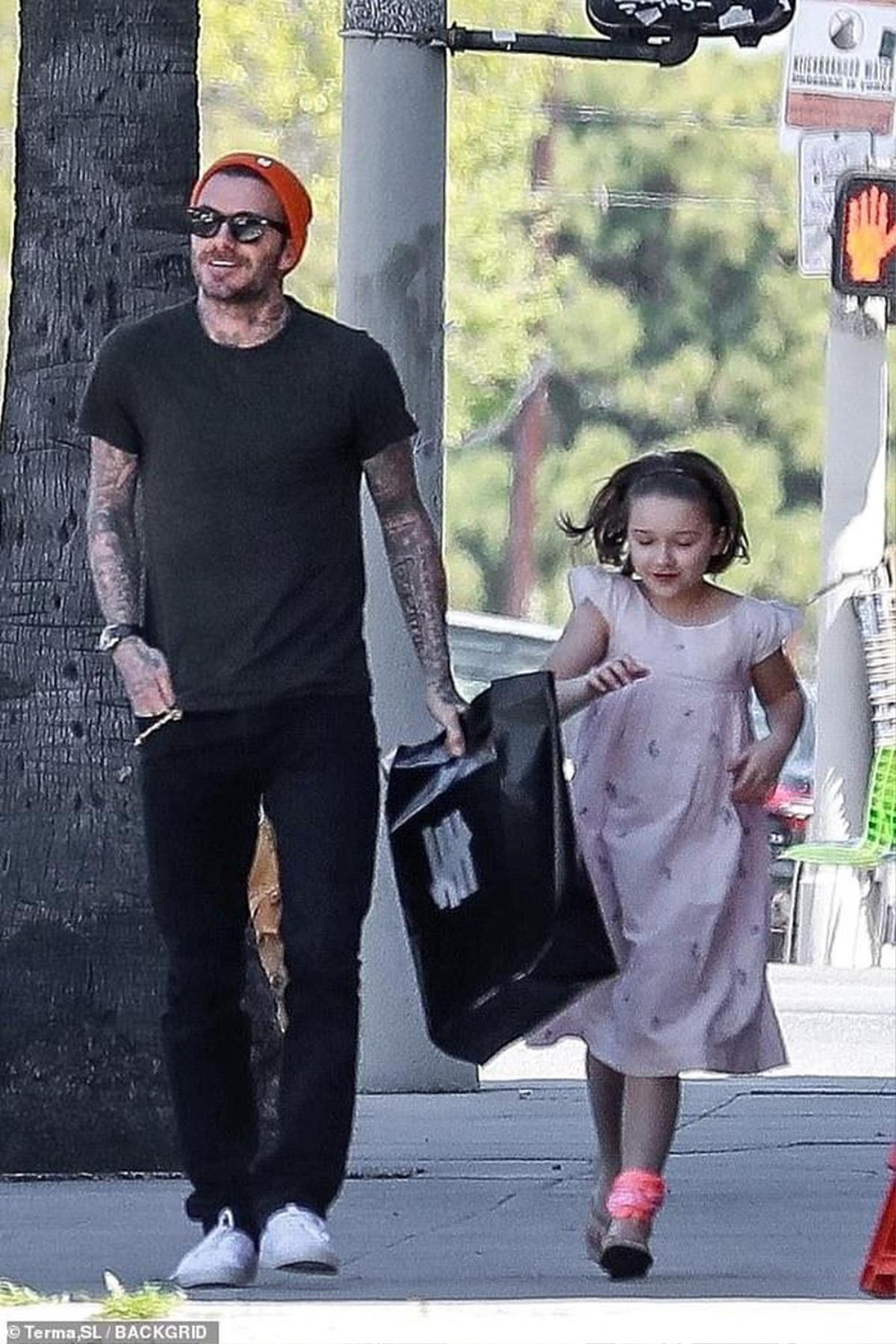 Harper lém lỉnh đùa nghịch Beckham trên phố Ảnh 2