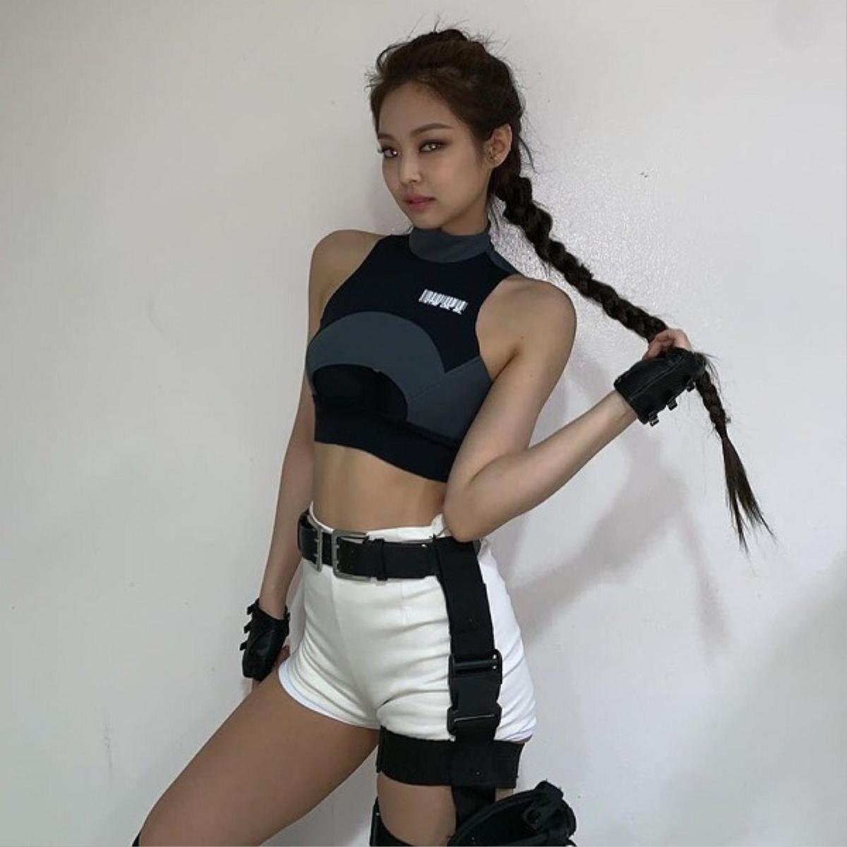 Netizen nghi ngờ Jennie (Black Pink) sao chép phong cách của Lara Croft - Angelina Jolie Ảnh 1