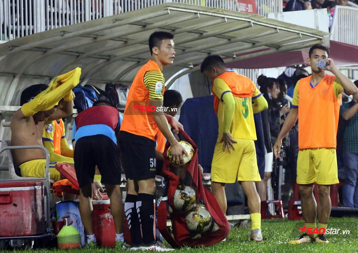 Nhìn Văn Lâm gánh team ở Muangthong Utd, Bùi Tiến Dũng có chạnh lòng? Ảnh 1