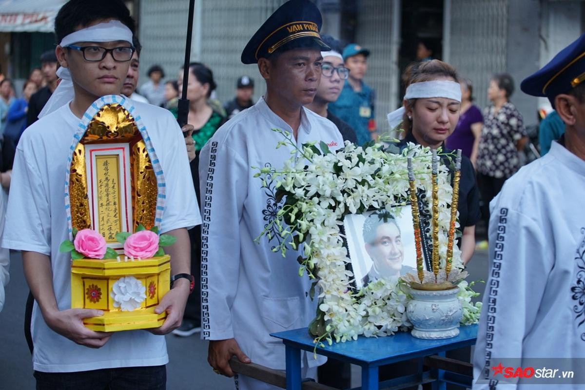 Lễ tang Anh Vũ: Hàng nghìn người hâm mộ đến tiễn biệt, phủ kín đường di quan từ sáng sớm Ảnh 1