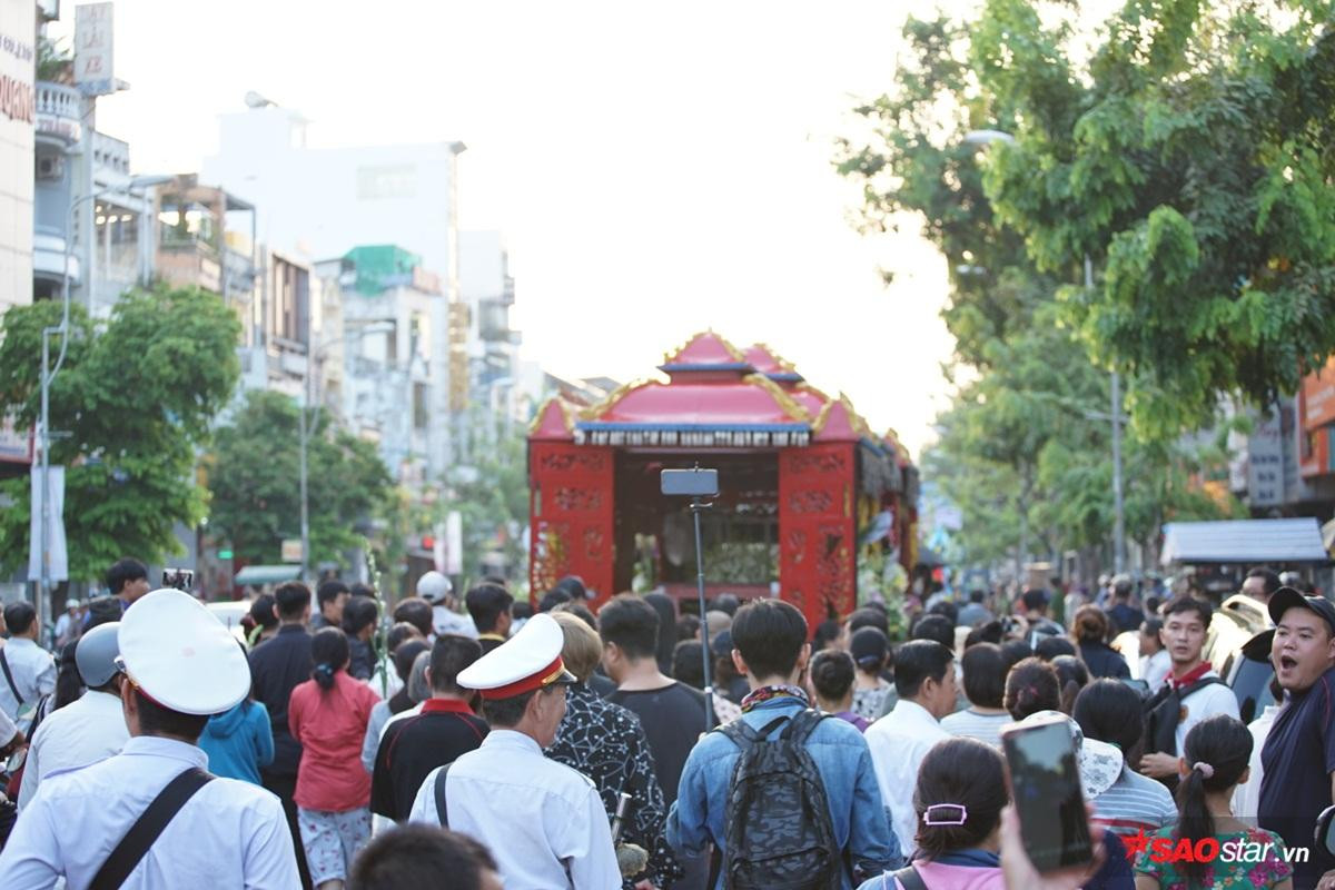 Lễ tang Anh Vũ: Hàng nghìn người hâm mộ đến tiễn biệt, phủ kín đường di quan từ sáng sớm Ảnh 4