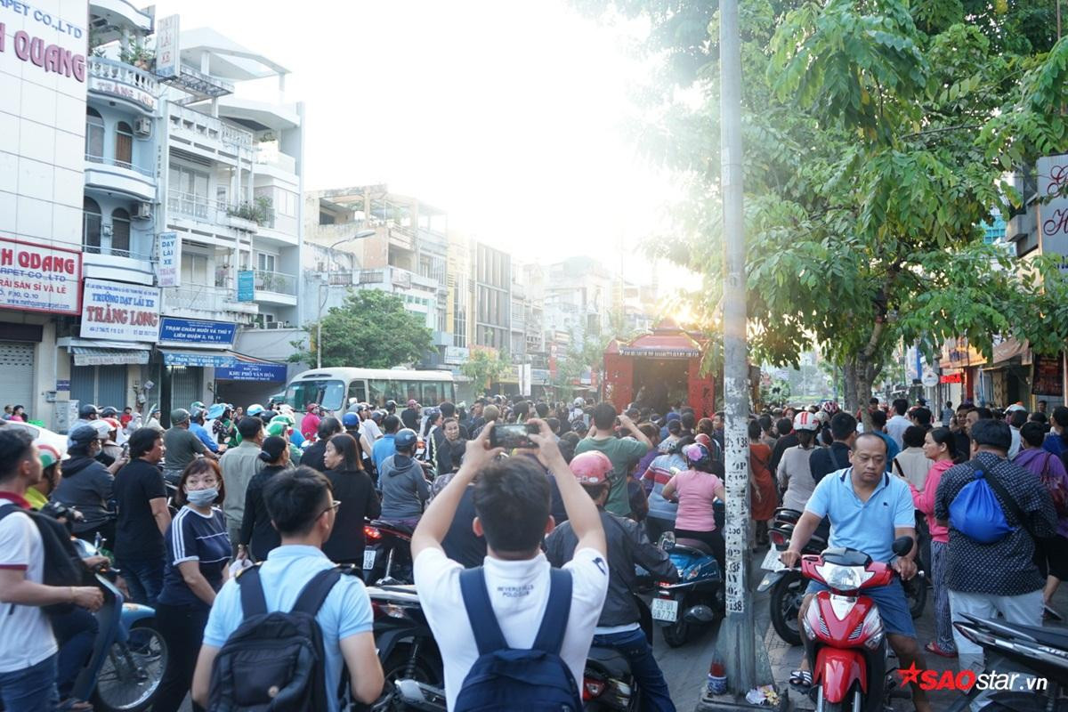 Lễ tang Anh Vũ: Hàng nghìn người hâm mộ đến tiễn biệt, phủ kín đường di quan từ sáng sớm Ảnh 11