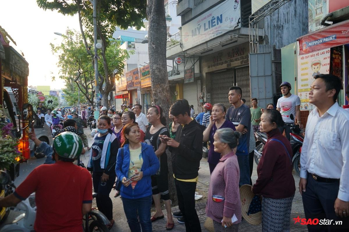 Lễ tang Anh Vũ: Hàng nghìn người hâm mộ đến tiễn biệt, phủ kín đường di quan từ sáng sớm Ảnh 10