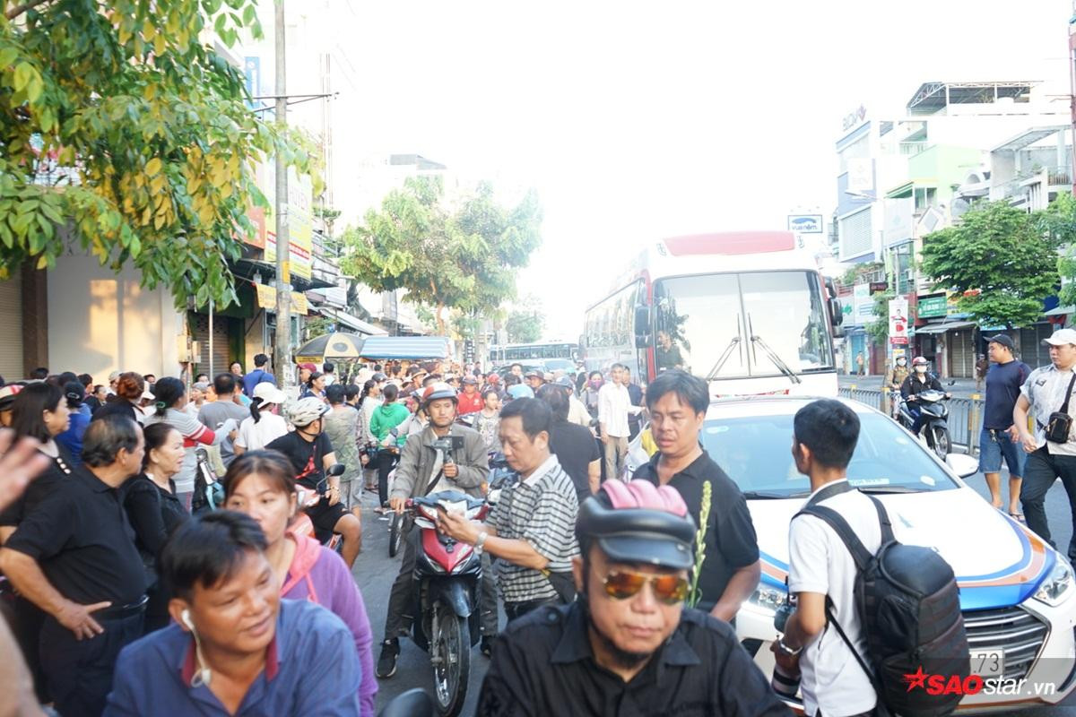 Lễ tang Anh Vũ: Hàng nghìn người hâm mộ đến tiễn biệt, phủ kín đường di quan từ sáng sớm Ảnh 8