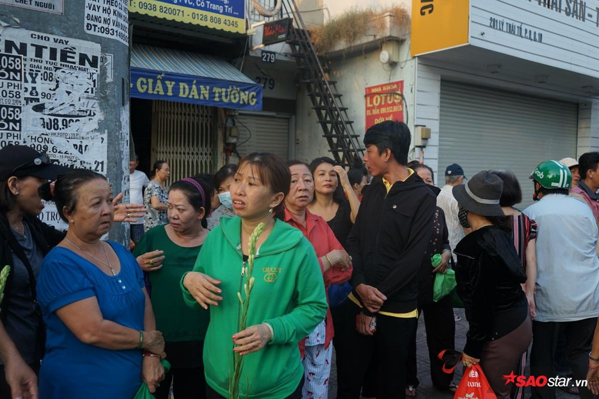 Lễ tang Anh Vũ: Hàng nghìn người hâm mộ đến tiễn biệt, phủ kín đường di quan từ sáng sớm Ảnh 9