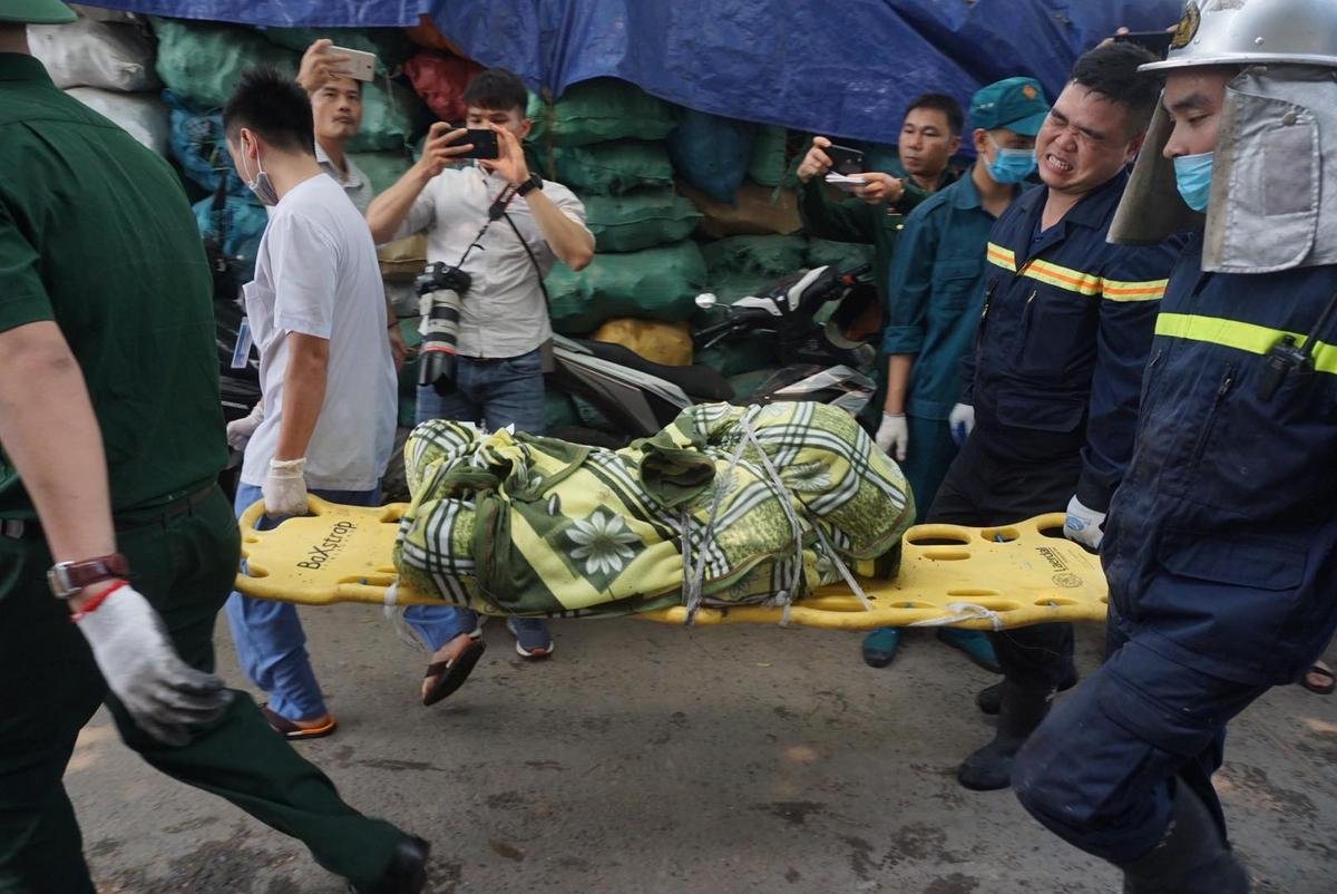 Vụ cháy nhà xưởng kinh hoàng ở Trung Văn: 'Tôi không nhìn thấy con đâu, không biết con còn sống hay chết cháy rồi' Ảnh 4