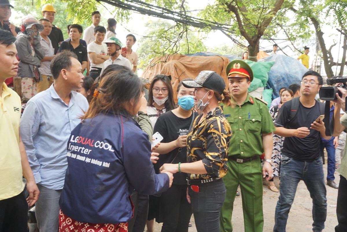 Vụ cháy nhà xưởng kinh hoàng ở Trung Văn: 'Tôi không nhìn thấy con đâu, không biết con còn sống hay chết cháy rồi' Ảnh 2