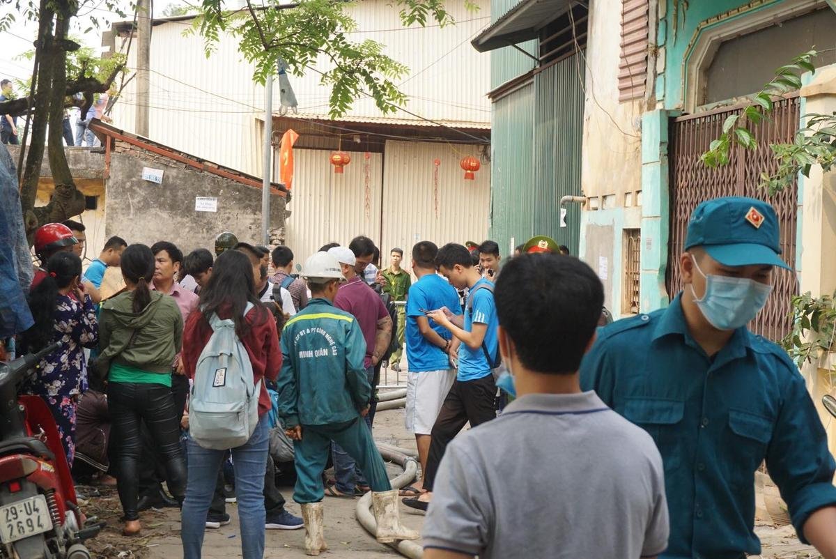 Vụ cháy nhà xưởng kinh hoàng ở Trung Văn: 'Tôi không nhìn thấy con đâu, không biết con còn sống hay chết cháy rồi' Ảnh 1