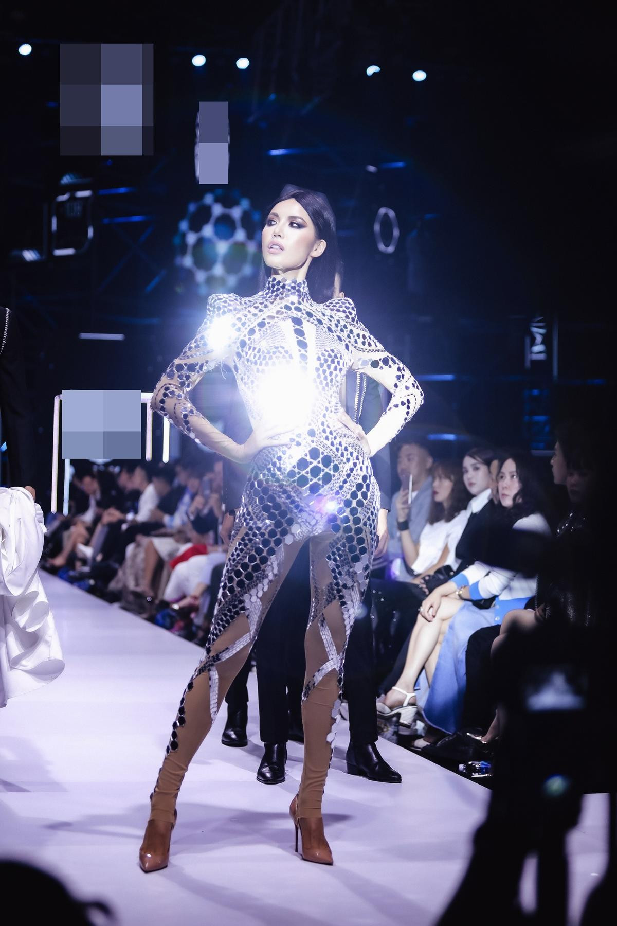 Minh Tú mặc bodysuit xuyên thấu khoe body thượng phẩm, 'càn quét' show thời trang Ảnh 3