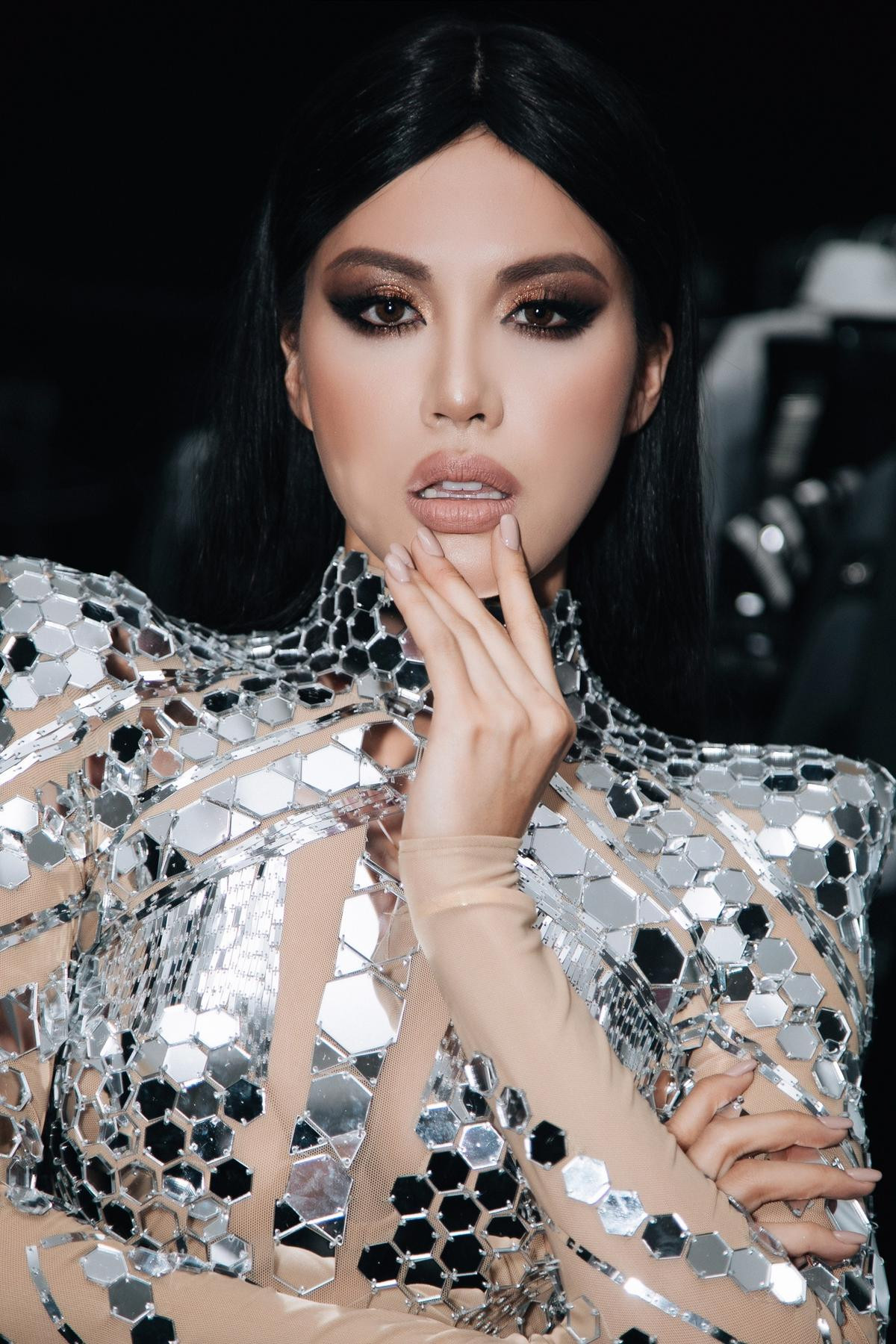 Minh Tú mặc bodysuit xuyên thấu khoe body thượng phẩm, 'càn quét' show thời trang Ảnh 10