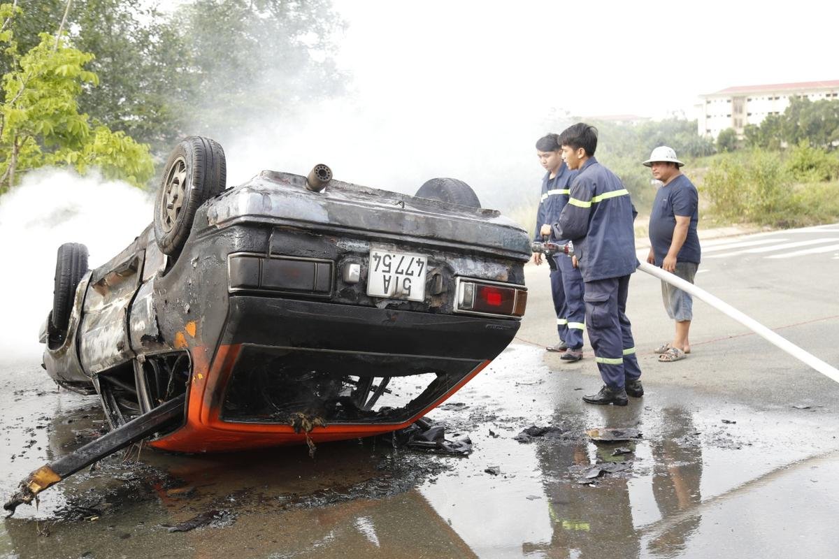 Không dùng kỹ xảo, Thu Trang đã tiêu tốn hàng trăm triệu đồng quay cảnh xe cháy nổ thật trong phim 'Chị Mười Ba' Ảnh 8