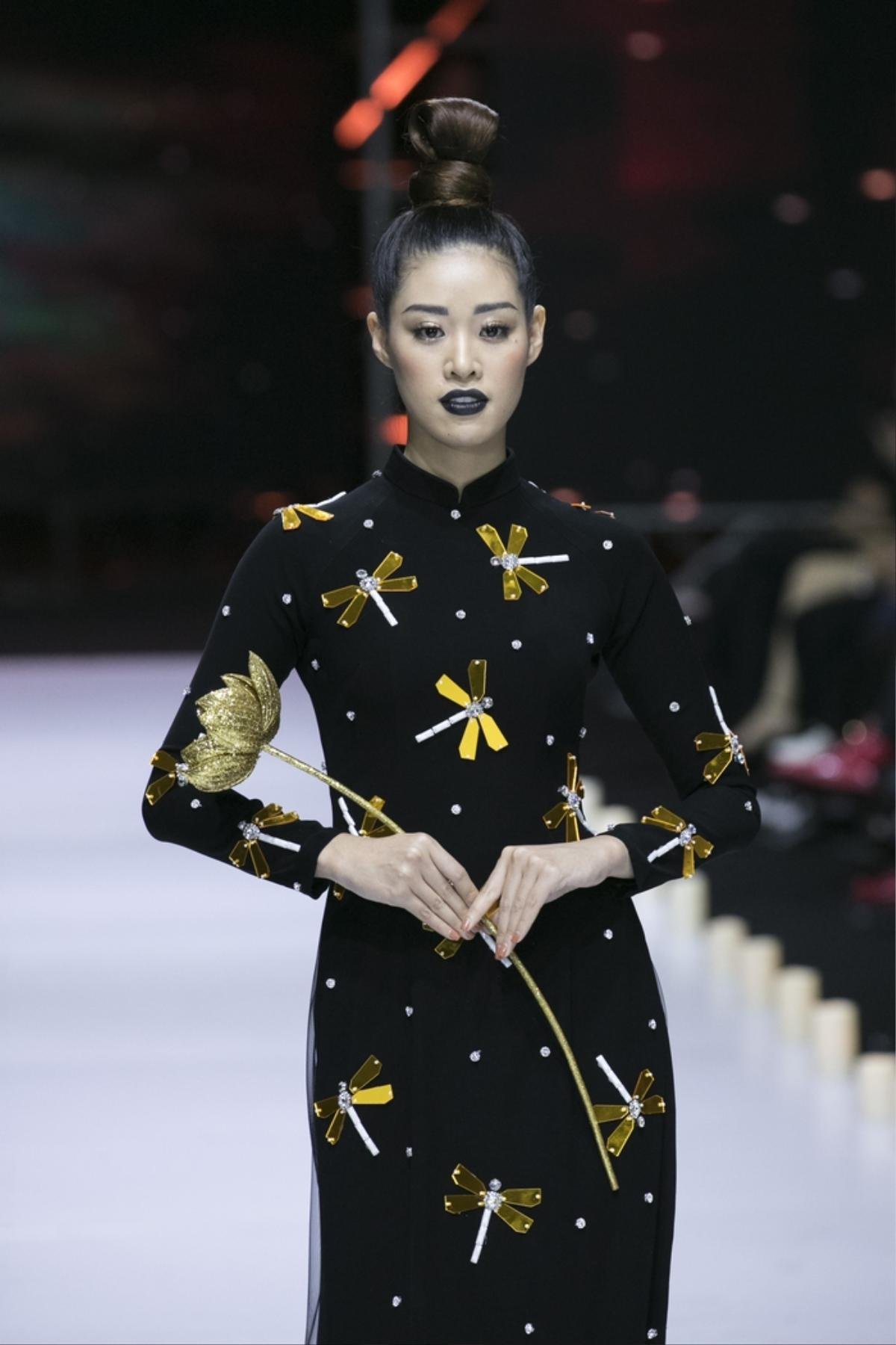 Trúc Diễm làm vedette trên sàn catwalk, thần thái kiêu kỳ khó ai sánh bằng Ảnh 8