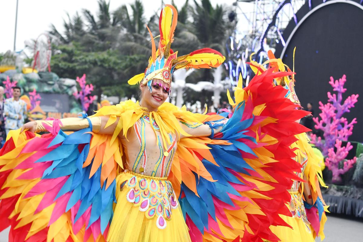 Du khách thích thú xem đoàn vũ công nước ngoài biểu diễn, diễu hành Carnival đường phố Sầm Sơn Ảnh 9