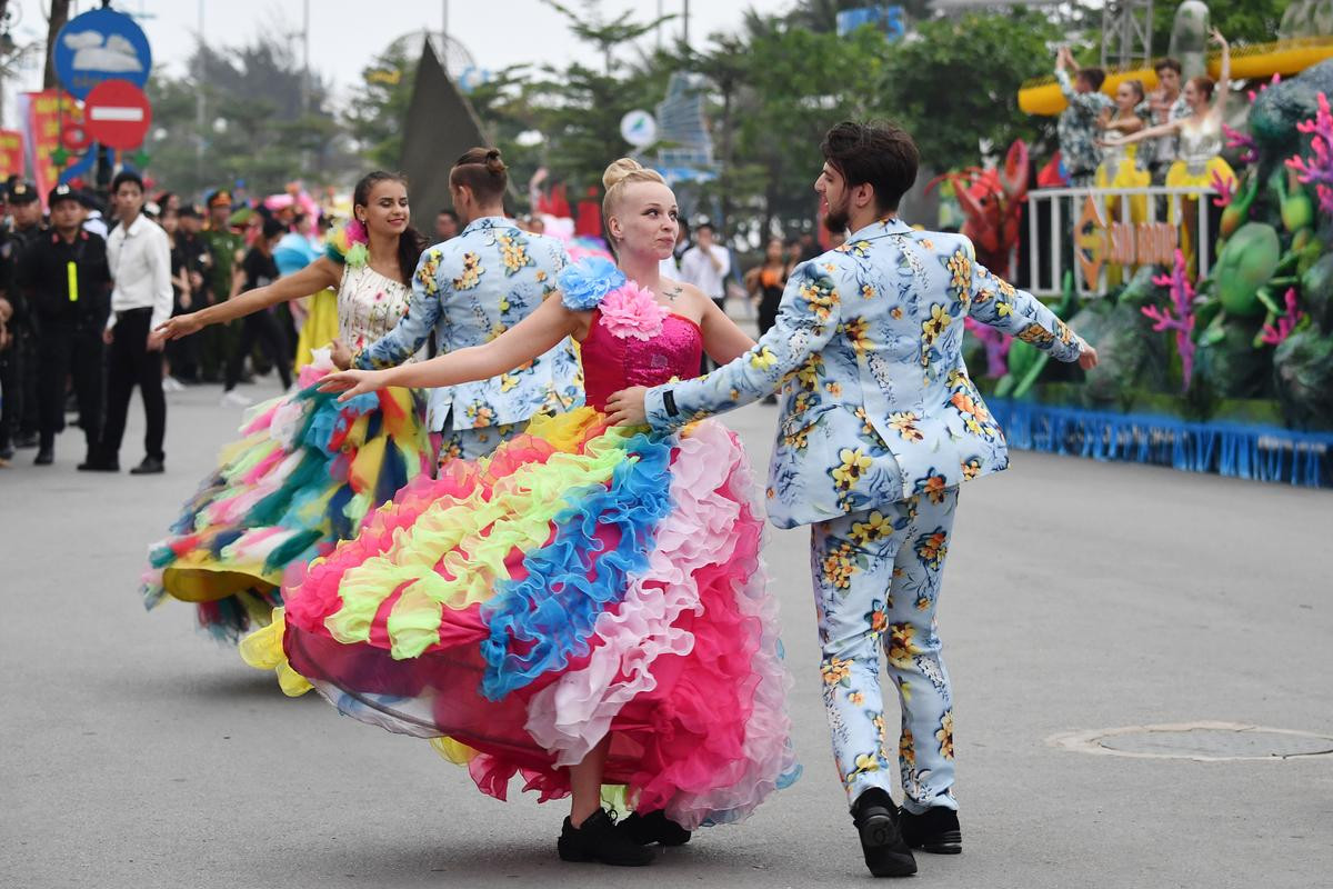 Du khách thích thú xem đoàn vũ công nước ngoài biểu diễn, diễu hành Carnival đường phố Sầm Sơn Ảnh 8