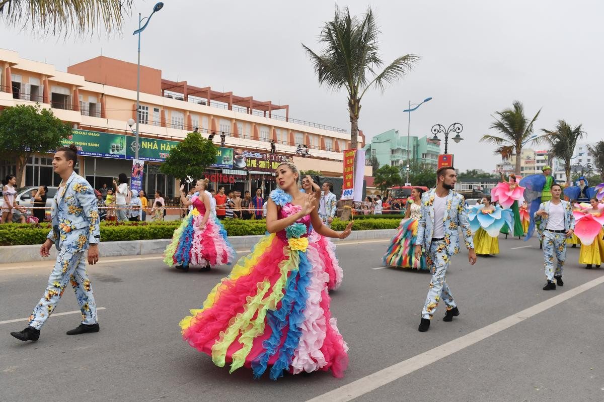 Du khách thích thú xem đoàn vũ công nước ngoài biểu diễn, diễu hành Carnival đường phố Sầm Sơn Ảnh 10