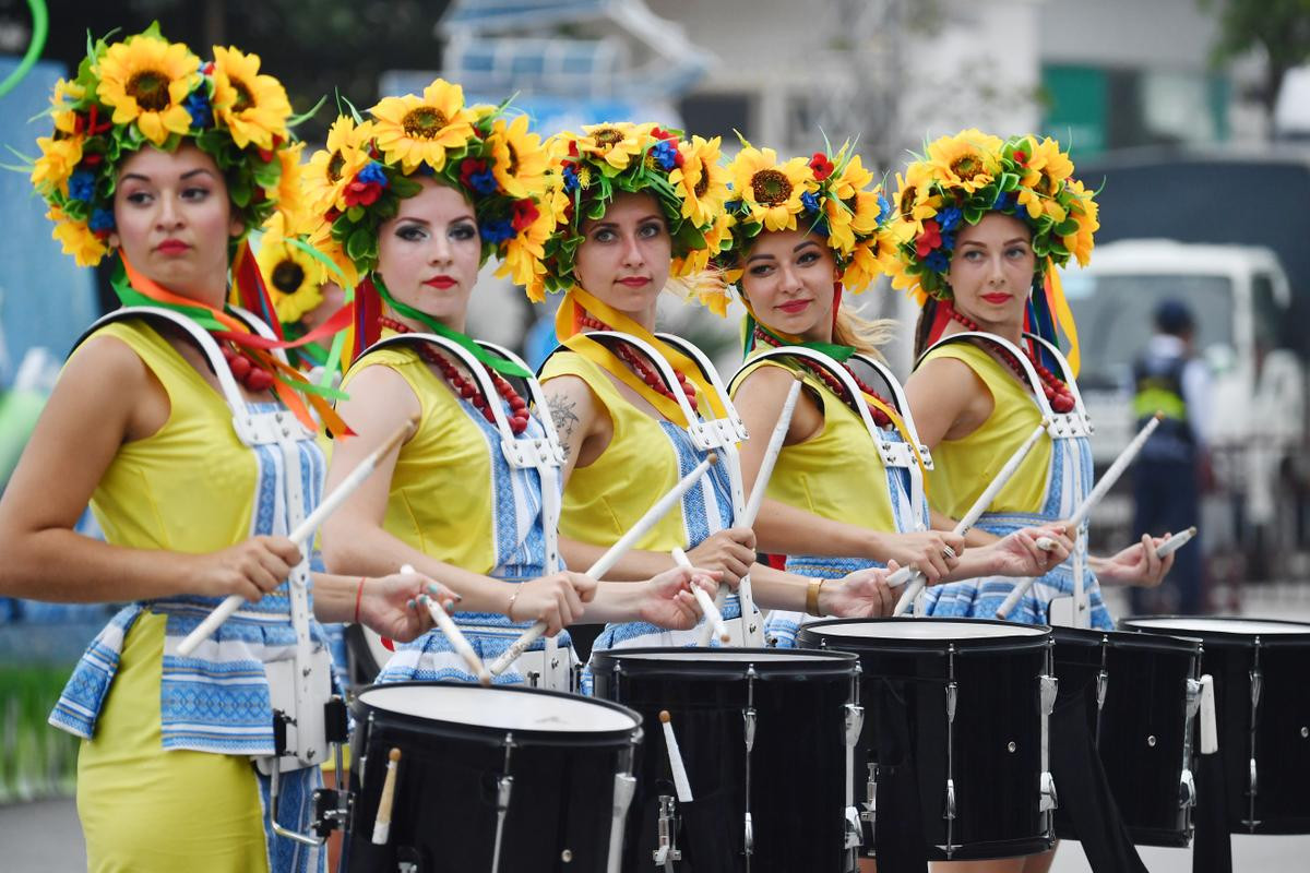 Du khách thích thú xem đoàn vũ công nước ngoài biểu diễn, diễu hành Carnival đường phố Sầm Sơn Ảnh 7