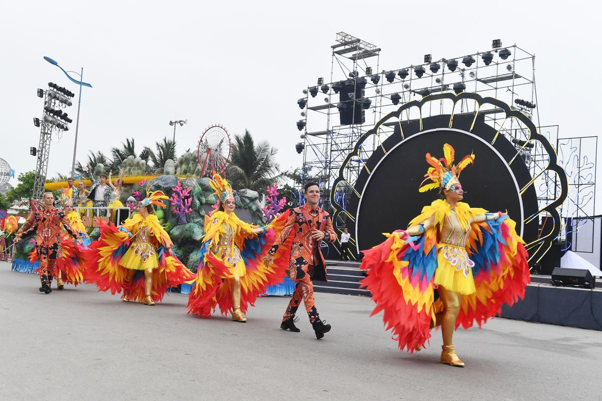 Du khách thích thú xem đoàn vũ công nước ngoài biểu diễn, diễu hành Carnival đường phố Sầm Sơn Ảnh 6