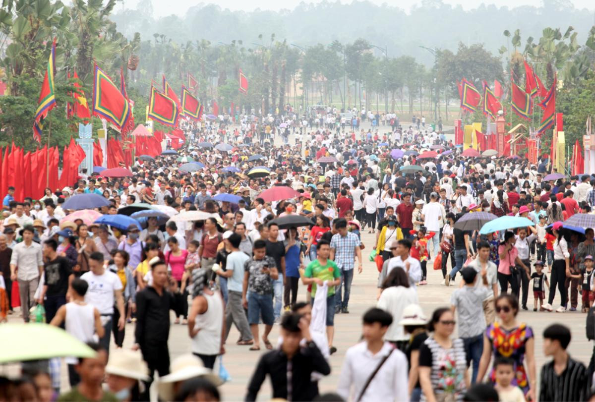 Triệu người đổ về khai hội Đền Hùng: Đài phát thanh liên tục phát thông báo tìm trẻ lạc Ảnh 1