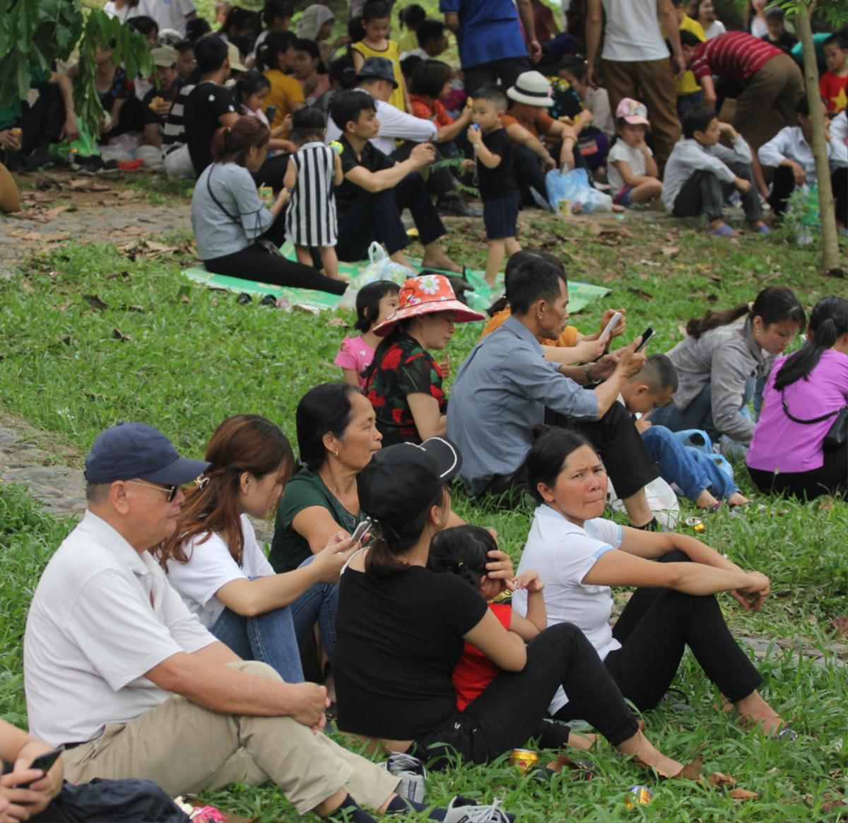 Triệu người đổ về khai hội Đền Hùng: Đài phát thanh liên tục phát thông báo tìm trẻ lạc Ảnh 11