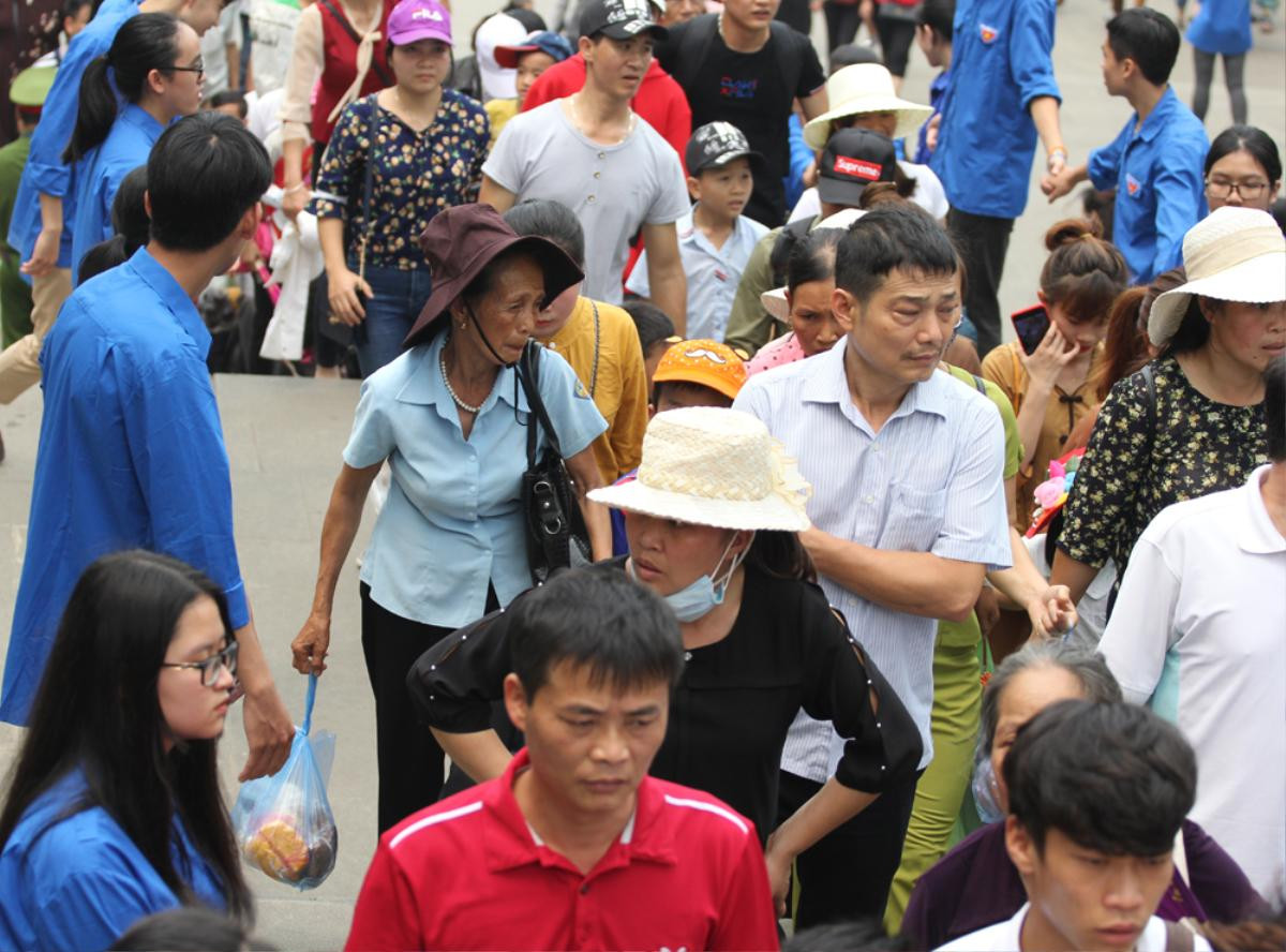 Triệu người đổ về khai hội Đền Hùng: Đài phát thanh liên tục phát thông báo tìm trẻ lạc Ảnh 10