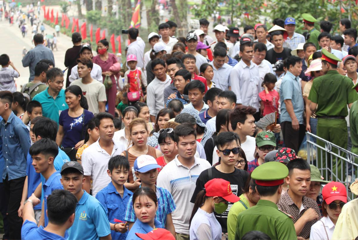 Triệu người đổ về khai hội Đền Hùng: Đài phát thanh liên tục phát thông báo tìm trẻ lạc Ảnh 2