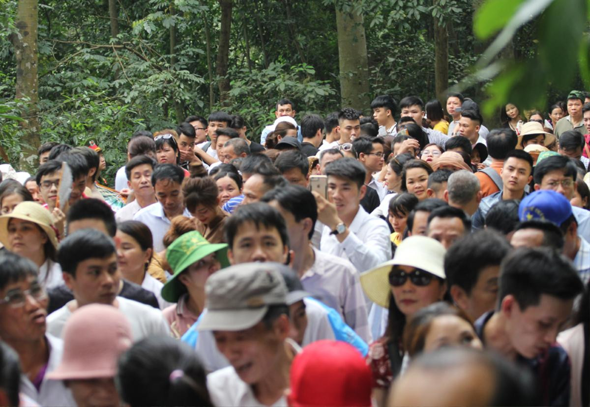 Triệu người đổ về khai hội Đền Hùng: Đài phát thanh liên tục phát thông báo tìm trẻ lạc Ảnh 3