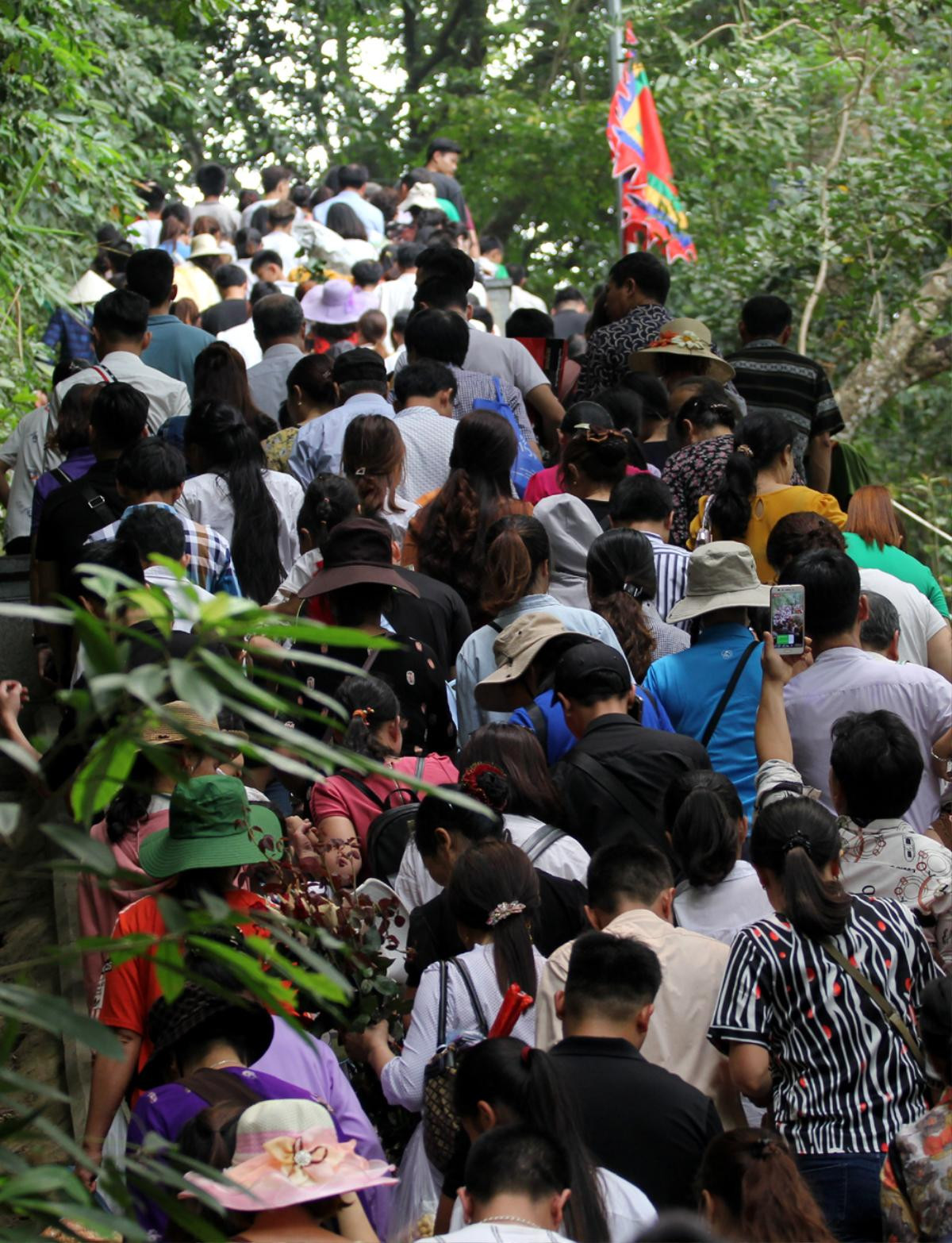 Triệu người đổ về khai hội Đền Hùng: Đài phát thanh liên tục phát thông báo tìm trẻ lạc Ảnh 5