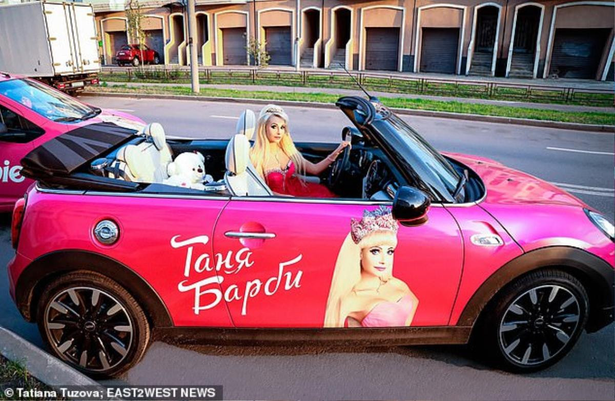 Barbie và xe ô tô.