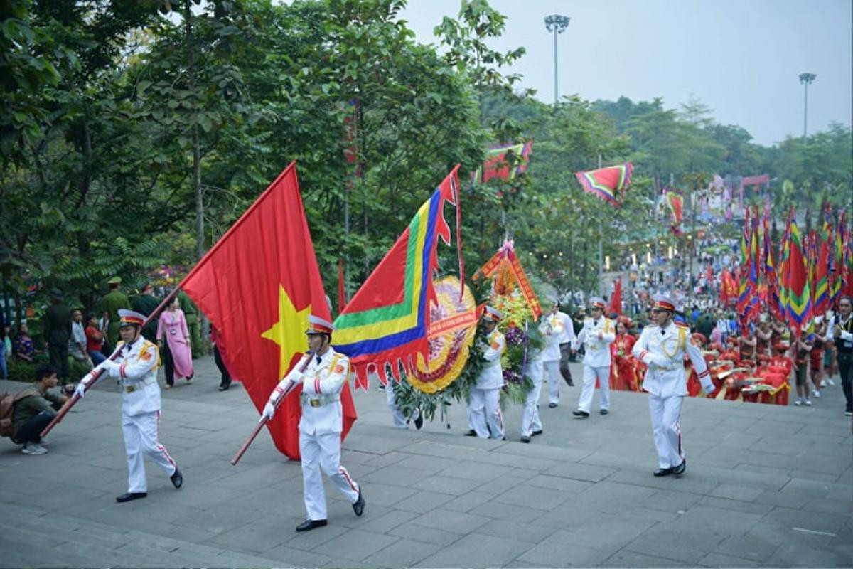 Người dân khắp cả nước tấp nập hướng về đền Thượng dự lễ Giỗ Tổ Vua Hùng Ảnh 2