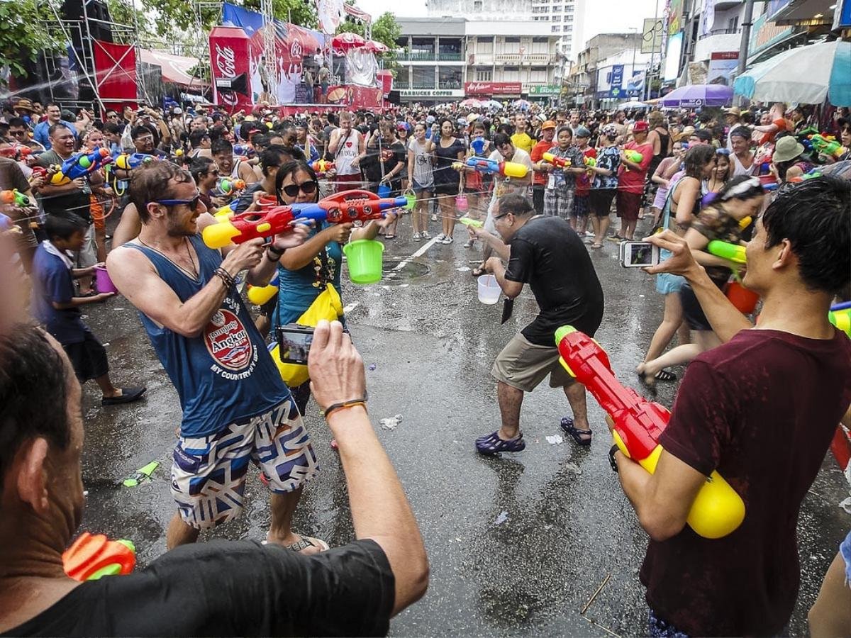 Loạt sao Việt 'đưa nhau đi trốn', hào hứng sang Thái Lan tham gia lễ hội té nước Songkran Ảnh 1