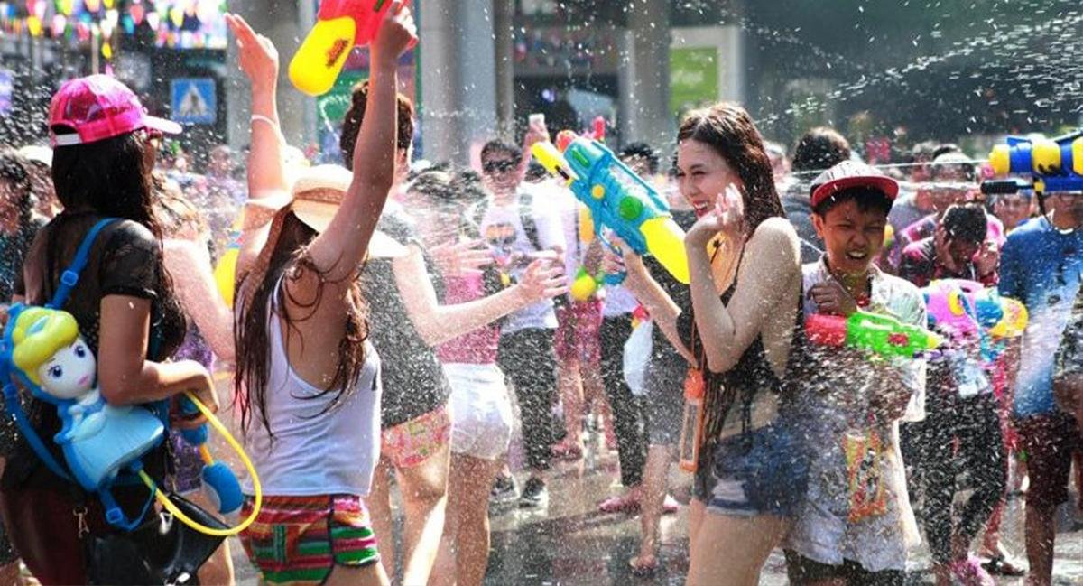 Loạt sao Việt 'đưa nhau đi trốn', hào hứng sang Thái Lan tham gia lễ hội té nước Songkran Ảnh 2