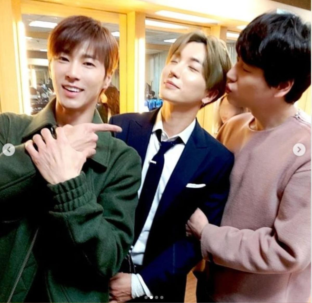 DongHae và Eunhyuk (SuJu) 'sướng rơn người' khi được các thành viên EXO, Red Velvet, TVXQ kéo nhau 'quẩy banh nóc' trong đêm nhạc của mình Ảnh 2