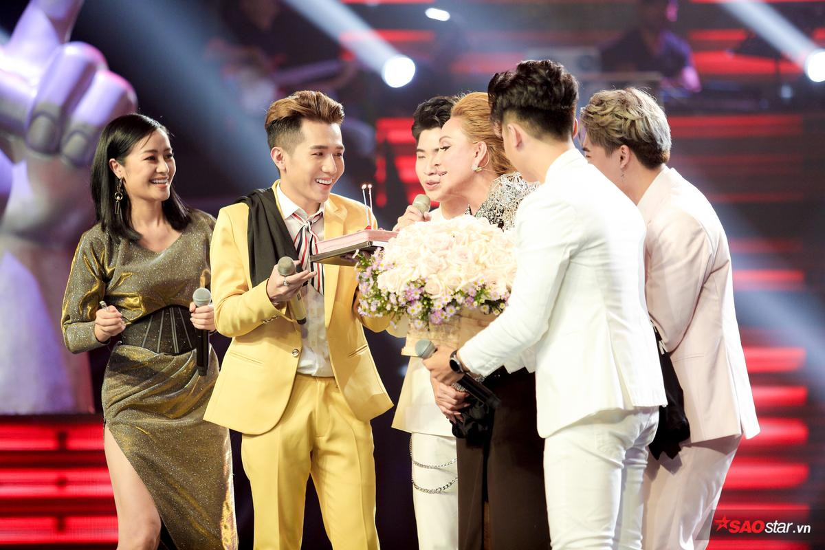 HLV Thanh Hà xúc động đón sinh nhật tại The Voice 2019 và lời cảm ơn: 'Dù đã ở tuổi này nhưng vẫn được làm công việc yêu thích' Ảnh 1