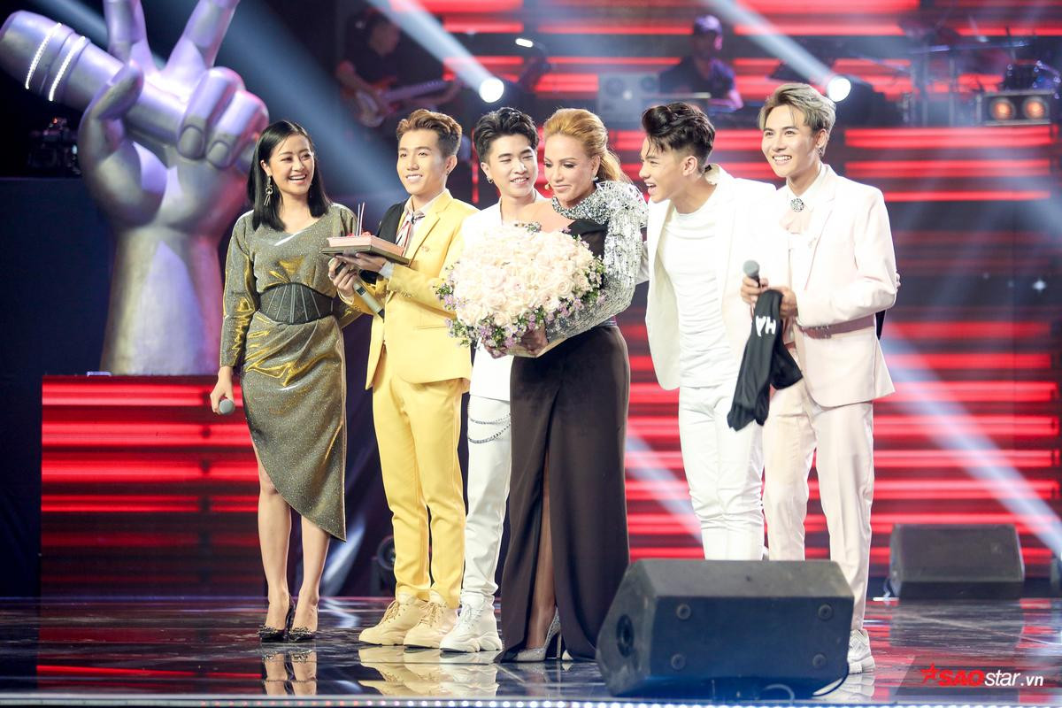 HLV Thanh Hà xúc động đón sinh nhật tại The Voice 2019 và lời cảm ơn: 'Dù đã ở tuổi này nhưng vẫn được làm công việc yêu thích' Ảnh 4