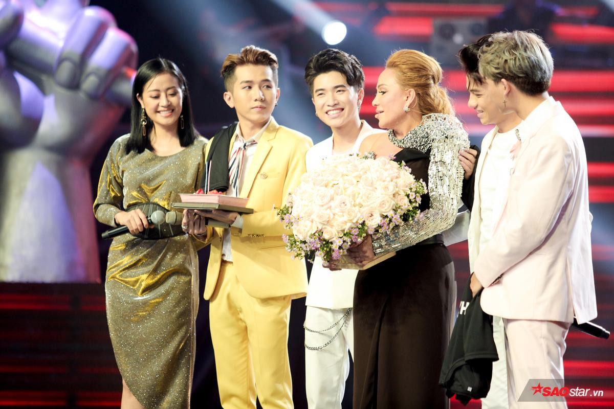 HLV Thanh Hà xúc động đón sinh nhật tại The Voice 2019 và lời cảm ơn: 'Dù đã ở tuổi này nhưng vẫn được làm công việc yêu thích' Ảnh 5