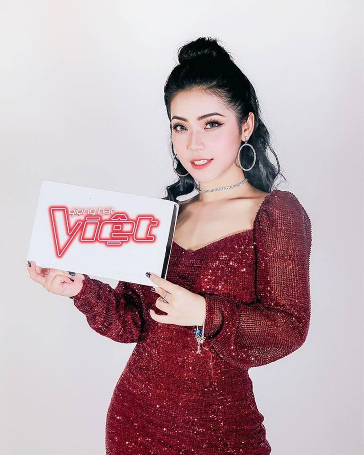 Kalyn Khánh Linh - ‘Chiếc váy đỏ' bừng cháy mãnh liệt trên sân khấu Giấu mặt The Voice 2019 Ảnh 1