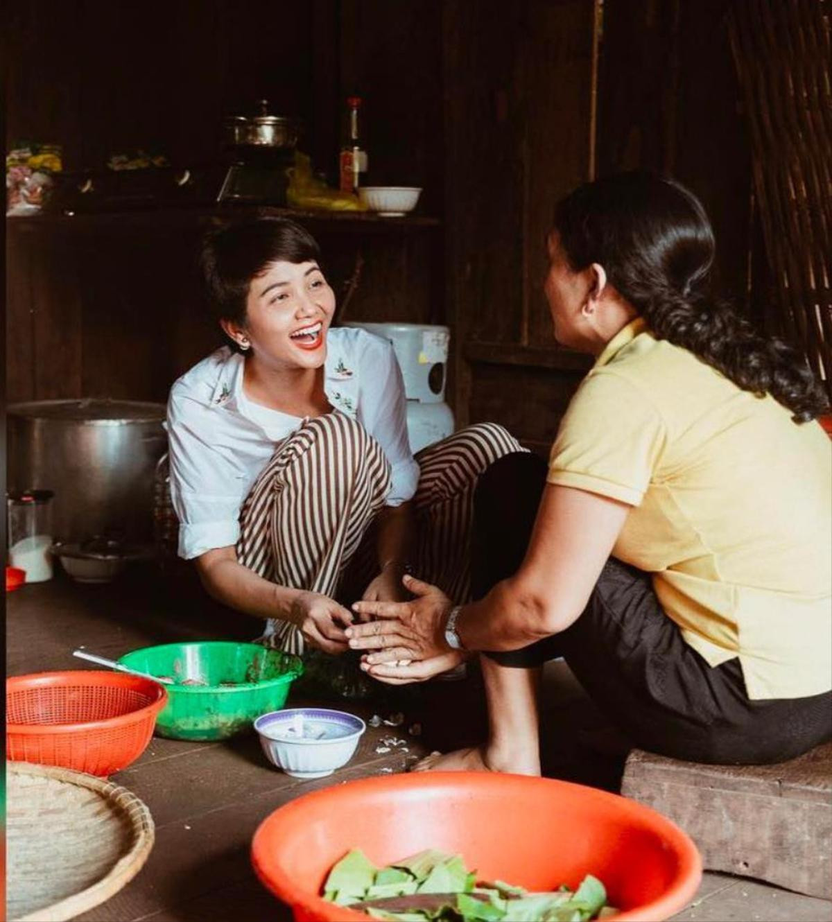 Cười 'há hốc mồm' với biểu cảm '50 sắc thái' đáng yêu của H'Hen Niê tại lễ hội Songkran Thái Lan 2019 Ảnh 9