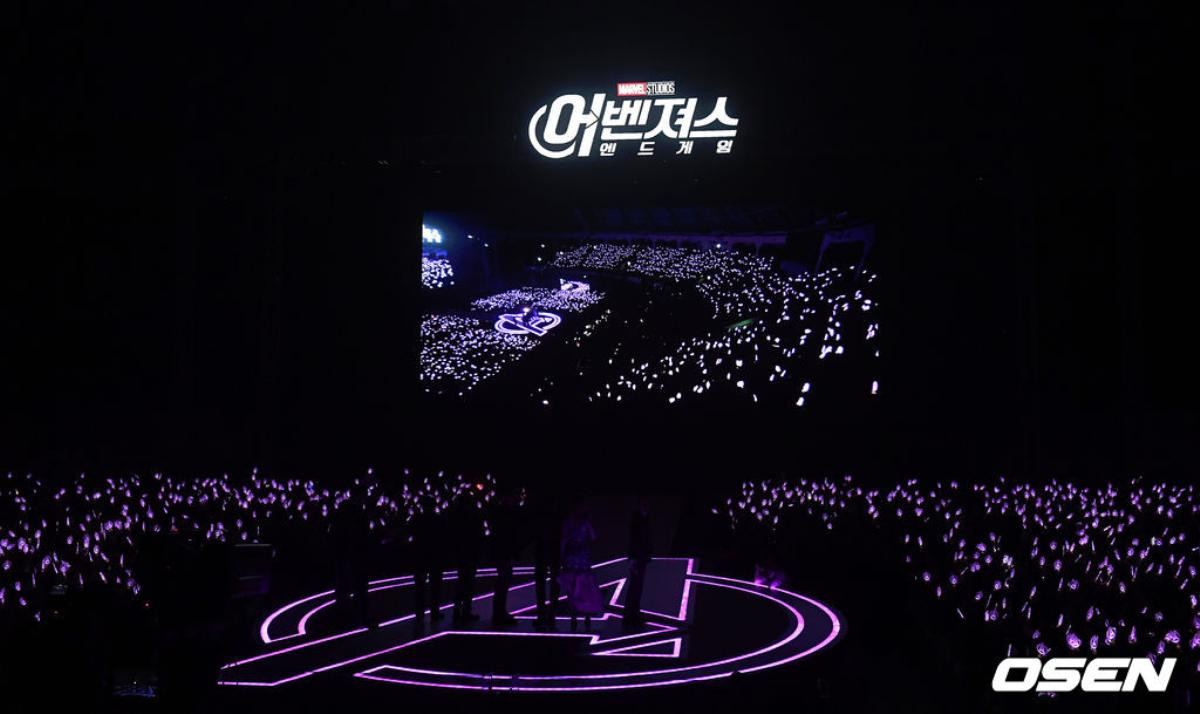 Dàn diễn viên 'Avengers: Endgame' choáng trước buổi họp báo tại Hàn Quốc như Kpop concert với biển lightstick tím sáng rực Ảnh 11