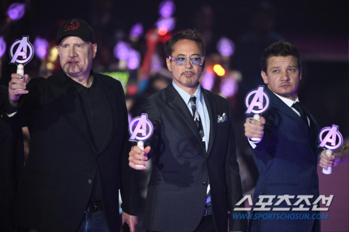 Dàn diễn viên 'Avengers: Endgame' choáng trước buổi họp báo tại Hàn Quốc như Kpop concert với biển lightstick tím sáng rực Ảnh 14