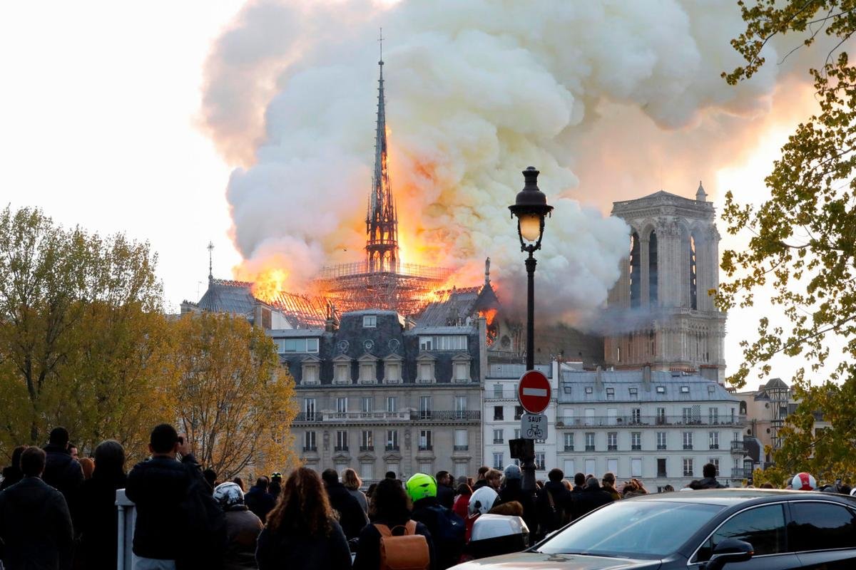 Bóng tối bao trùm Paris (Pháp), ngọn lửa ở Nhà Thờ Đức Bà vẫn chưa được khống chế Ảnh 4