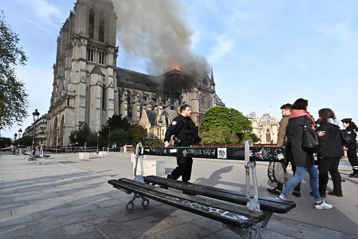 Bóng tối bao trùm Paris (Pháp), ngọn lửa ở Nhà Thờ Đức Bà vẫn chưa được khống chế Ảnh 6