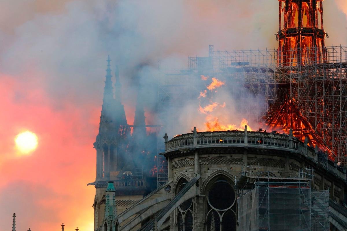 Bóng tối bao trùm Paris (Pháp), ngọn lửa ở Nhà Thờ Đức Bà vẫn chưa được khống chế Ảnh 3