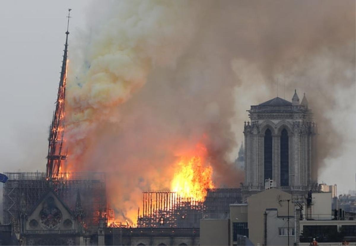 Bóng tối bao trùm Paris (Pháp), ngọn lửa ở Nhà Thờ Đức Bà vẫn chưa được khống chế Ảnh 12