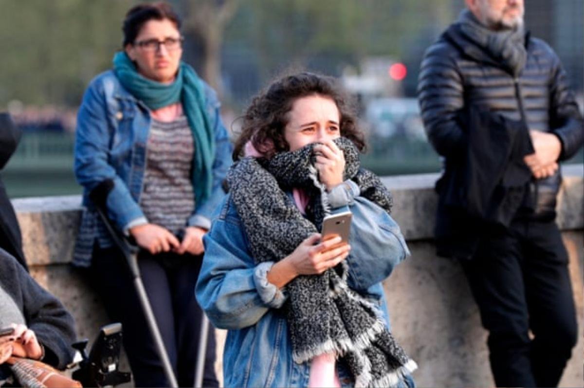 Bóng tối bao trùm Paris (Pháp), ngọn lửa ở Nhà Thờ Đức Bà vẫn chưa được khống chế Ảnh 9